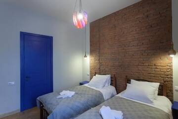 Фото номера Стандартный двухместный номер с 2 отдельными кроватями Отель Bricks Room Hotel г. Тбилиси 18
