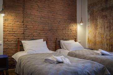 Фото номера Стандартный двухместный номер с 2 отдельными кроватями Отель Bricks Room Hotel г. Тбилиси 23