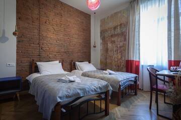 Фото номера Стандартный двухместный номер с 2 отдельными кроватями Отель Bricks Room Hotel г. Тбилиси 19