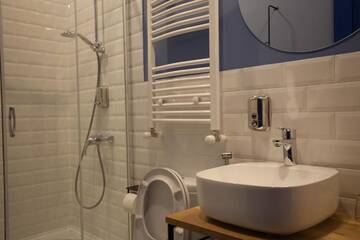Фото номера Стандартный двухместный номер с 2 отдельными кроватями Отель Bricks Room Hotel г. Тбилиси 26