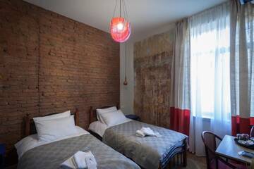 Фото номера Стандартный двухместный номер с 2 отдельными кроватями Отель Bricks Room Hotel г. Тбилиси 24