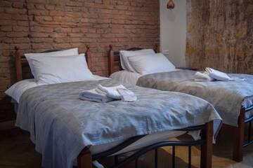 Фото номера Стандартный двухместный номер с 2 отдельными кроватями Отель Bricks Room Hotel г. Тбилиси 21