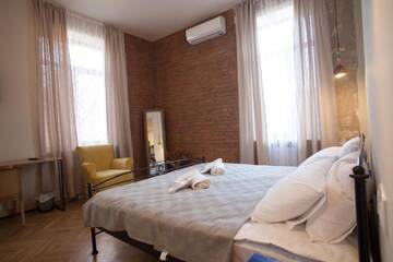Фото номера Двухместный номер Делюкс с 1 кроватью и балконом Отель Bricks Room Hotel г. Тбилиси 5