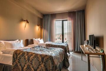Фото номера Двухместный номер с 2 отдельными кроватями и балконом Отель Brim Hotel г. Тбилиси 9