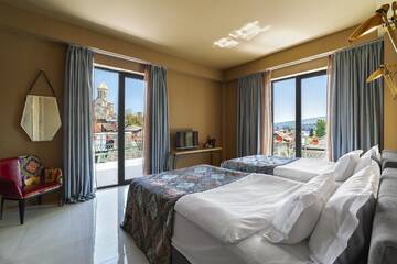 Фото номера Двухместный номер с 2 отдельными кроватями и террасой Отель Brim Hotel г. Тбилиси 4