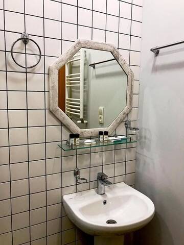 Фото номера Стандартный двухместный номер с 2 отдельными кроватями Отель Hotel Rooftop Rustaveli г. Тбилиси 4