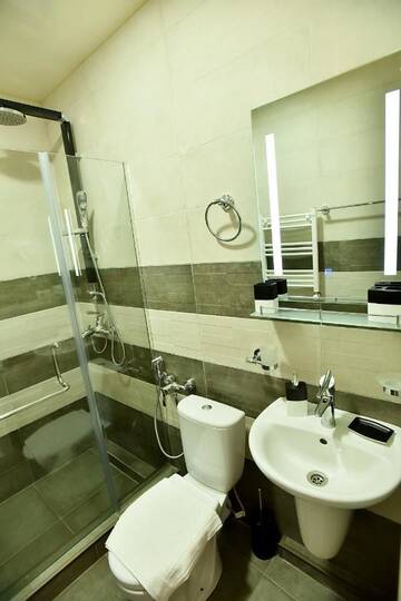 Фото номера Улучшенный двухместный номер с 1 кроватью Отель Hotel Vere Tower г. Тбилиси 6