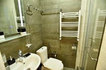 Фото номера Улучшенный двухместный номер с 1 кроватью Отель Hotel Vere Tower г. Тбилиси 7
