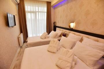 Фото номера Стандартный трехместный номер Отель Hotel Vere Tower г. Тбилиси 12