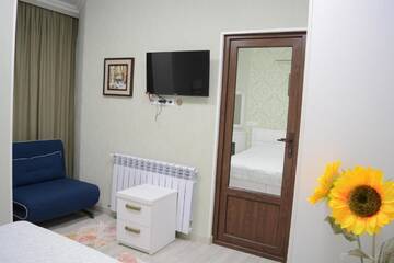 Фото номера Двухместный номер эконом-класса с 1 кроватью или 2 отдельными кроватями Отель Hotel Nicolas г. Тбилиси 3
