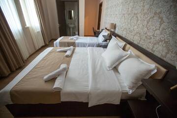 Фото номера Трехместный номер с видом на город Отель Otiums Hotel г. Тбилиси 13