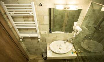 Фото номера Трехместный номер Отель Gallery Inn г. Тбилиси 4