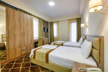 Фото номера Двухместный номер с 2 отдельными кроватями и балконом Отель Gallery Inn г. Тбилиси 2