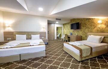 Фото номера Трехместный номер Отель Gallery Inn г. Тбилиси 5