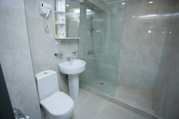 Фото номера Стандартный одноместный номер с душем Отель Green Tower Hotel г. Тбилиси 10