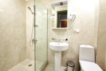 Фото номера Стандартный одноместный номер с душем Отель Green Tower Hotel г. Тбилиси 8