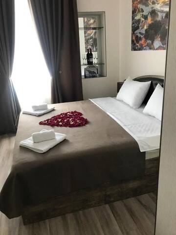 Фото номера Номер с кроватью размера «king-size» Отель Sweet Rooms Inn г. Тбилиси 29
