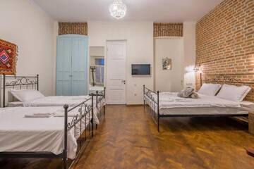 Фото номера Четырехместный номер Отель Doors Meidan Design Hotel г. Тбилиси 6