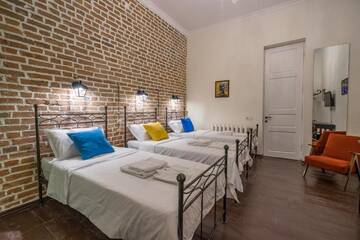 Фото номера Трехместный номер Отель Doors Meidan Design Hotel г. Тбилиси 3