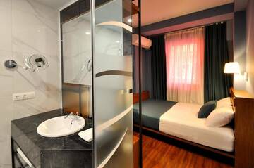 Фото номера Небольшой двухместный номер с 1 кроватью Отель Elle Boutique Hotel г. Тбилиси 4