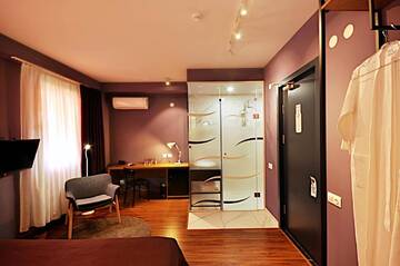 Фото номера Улучшенный двухместный номер с 1 кроватью Отель Elle Boutique Hotel г. Тбилиси 9