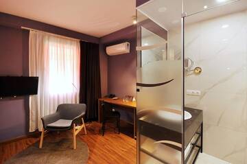 Фото номера Улучшенный двухместный номер с 1 кроватью Отель Elle Boutique Hotel г. Тбилиси 5