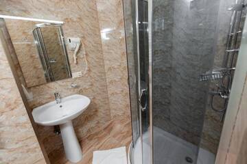 Фото номера Двухместный номер с 1 кроватью и собственной ванной комнатой Отель Villa Tiflisi г. Тбилиси 10