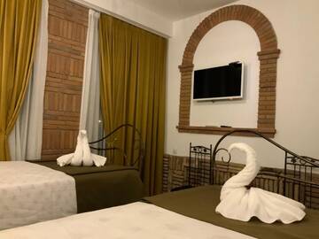 Фото номера Двухместный номер с 2 отдельными кроватями и балконом Отель Hotel Janashia г. Тбилиси 5