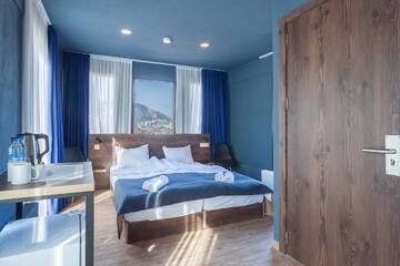 Фото номера Двухместный номер Делюкс с 1 кроватью и балконом Отель Tabori Terrace г. Тбилиси 7