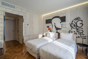 Фото номера Стандартный двухместный номер с 2 отдельными кроватями Отель Platforma Design Hotel г. Тбилиси 7