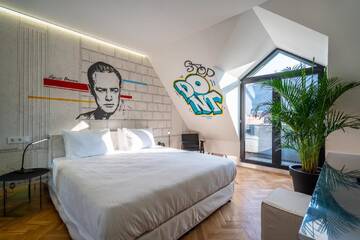 Фото номера Улучшенный двухместный номер с 1 кроватью Отель Platforma Design Hotel г. Тбилиси 4