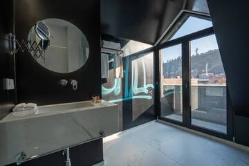 Фото номера Улучшенный двухместный номер с 1 кроватью Отель Platforma Design Hotel г. Тбилиси 6