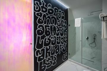 Фото номера Улучшенный двухместный номер с 1 кроватью Отель Platforma Design Hotel г. Тбилиси 7