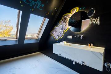Фото номера Улучшенный двухместный номер с 1 кроватью Отель Platforma Design Hotel г. Тбилиси 10