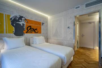 Фото номера Стандартный двухместный номер с 2 отдельными кроватями Отель Platforma Design Hotel г. Тбилиси 5