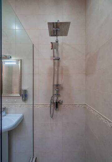 Фото номера Семейный номер с душем Отель Golden Light Hotel г. Тбилиси 8