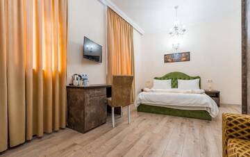 Фото номера Семейный номер с душем Отель Golden Light Hotel г. Тбилиси 9