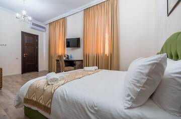 Фото номера Семейный номер с душем Отель Golden Light Hotel г. Тбилиси 10
