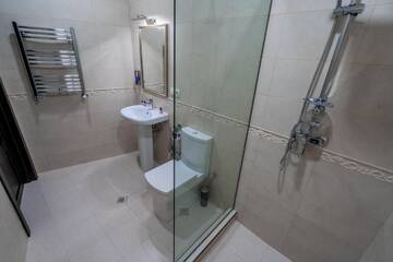 Фото номера Большой двухместный номер с 1 кроватью Отель Golden Light Hotel г. Тбилиси 14