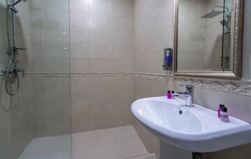 Фото номера Стандартный трехместный номер Отель Golden Light Hotel г. Тбилиси 3