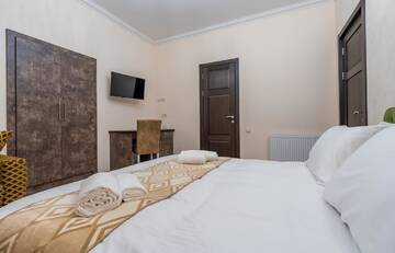 Фото номера Стандартный трехместный номер Отель Golden Light Hotel г. Тбилиси 7