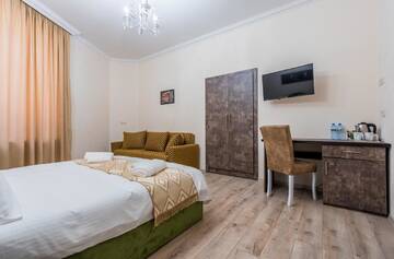 Фото номера Стандартный трехместный номер Отель Golden Light Hotel г. Тбилиси 8