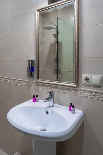 Фото номера Стандартный трехместный номер Отель Golden Light Hotel г. Тбилиси 4