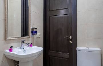 Фото номера Большой двухместный номер с 1 кроватью Отель Golden Light Hotel г. Тбилиси 2