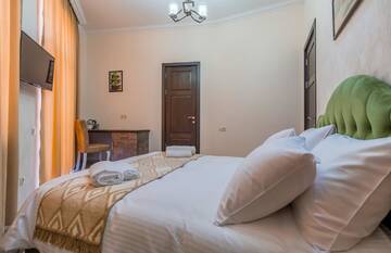 Фото номера Большой двухместный номер с 1 кроватью Отель Golden Light Hotel г. Тбилиси 4
