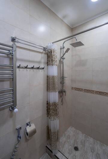 Фото номера Большой двухместный номер с 1 кроватью Отель Golden Light Hotel г. Тбилиси 3