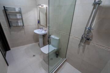 Фото номера Большой двухместный номер с 1 кроватью Отель Golden Light Hotel г. Тбилиси 3
