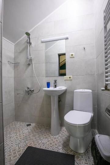 Фото номера Семейный номер с ванной комнатой Отели типа «постель и завтрак» 3 Heritage Rooms г. Тбилиси 4