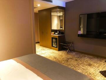 Фото номера Номер с кроватью размера «king-size» и видом на патио Отель Wyndham Grand Tbilisi г. Тбилиси 5