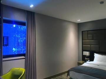 Фото номера Номер с кроватью размера «king-size» и видом на патио Отель Wyndham Grand Tbilisi г. Тбилиси 7
